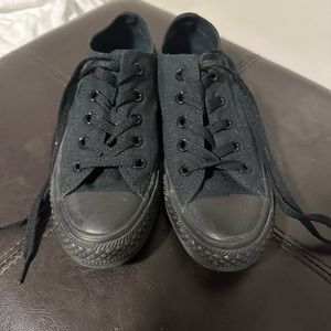 Black Low Top Converse size 6 women’s